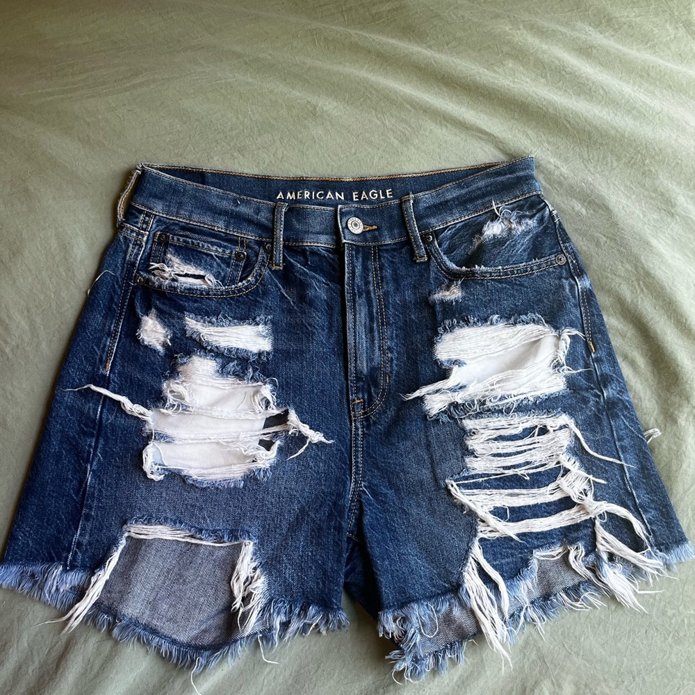 American Eagle Distressed 90s Boyfriend Denim Shorts — Size 6!!